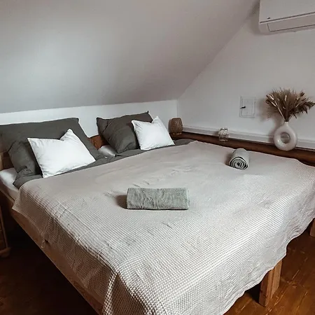 Niki Toparti Piheno Gyékényes